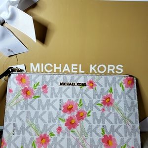 Michael Kors LG Vanilla Floral wristlet